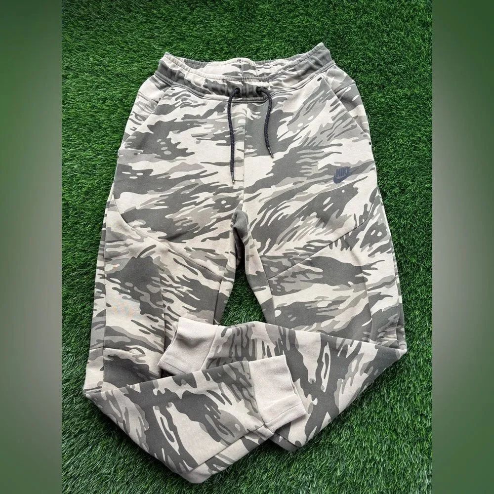 Nike Sportswear Tech Fleece Camo Slim Fit Taper Sweatpants XS